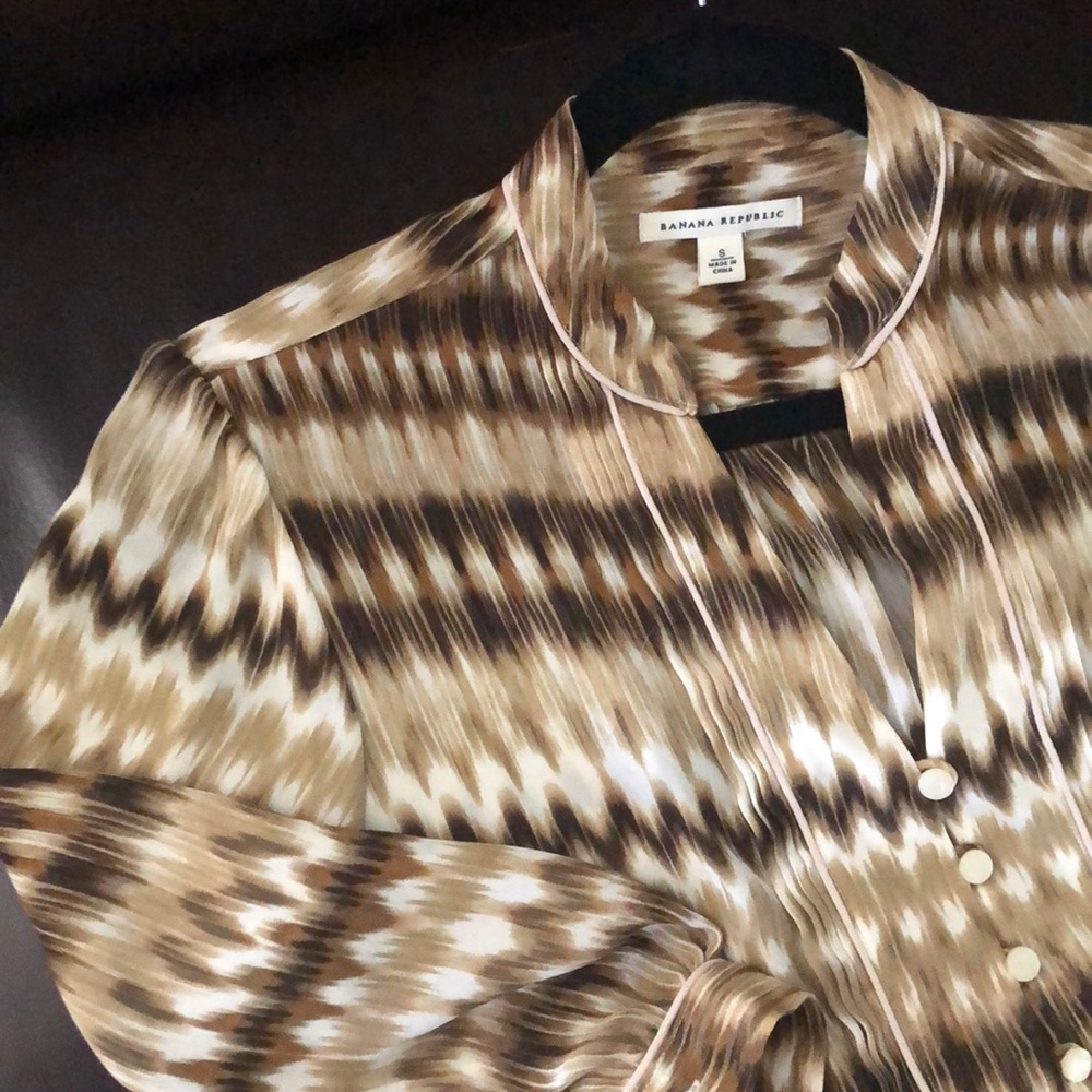 Banana Republic Blouse S can fit M